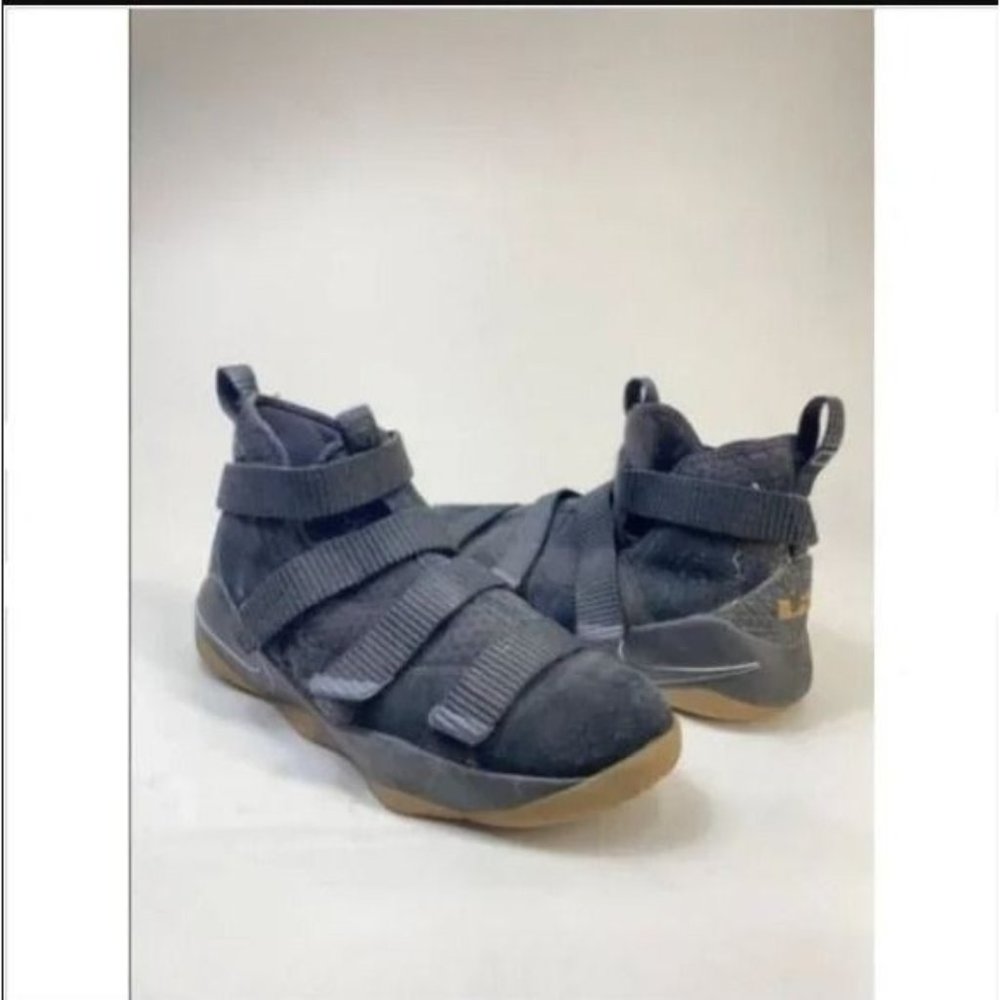 Nike Sz 7Y Boy's Black Lebron Soldier Basketball Sneakers
